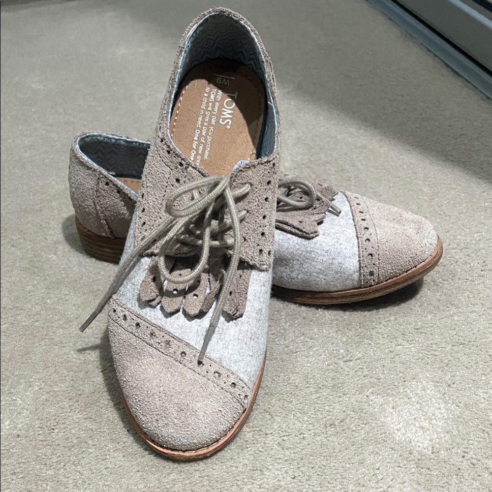 Toms Women's Beige and Gray Lace-Up Flats
